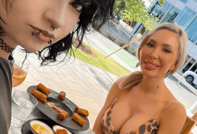 Fans Notice Something In Farrah & Sophia’s Photo