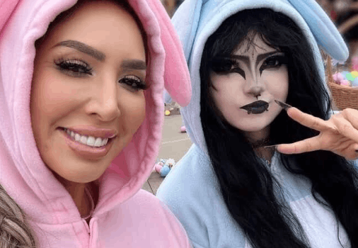 Fans Notice Something In Farrah & Sophia’s Photo