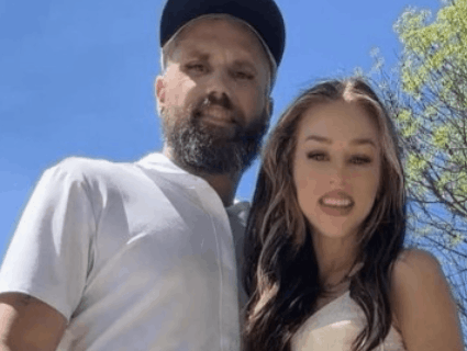 Amanda & Ryan’s Photo Stuns Fans